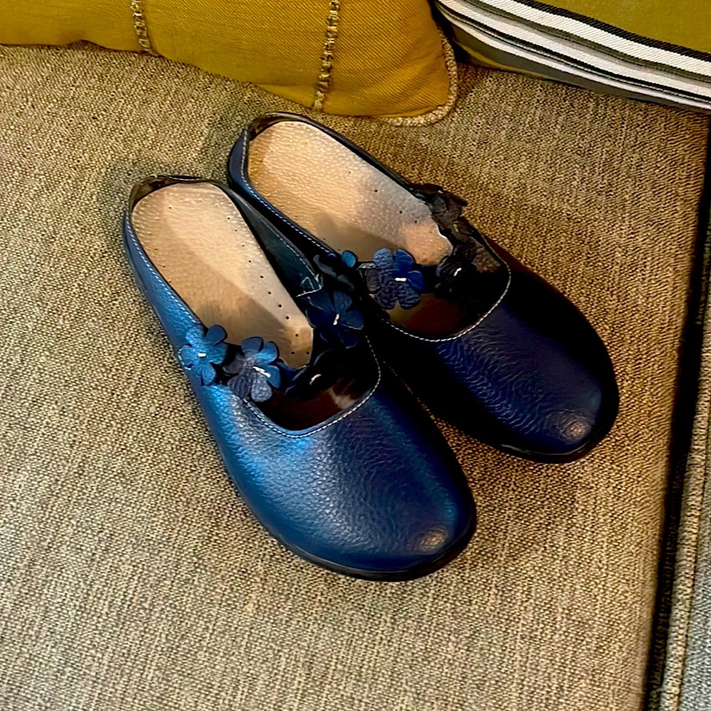 Navy blue floral strap mule